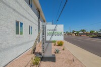 Two | Five Greenway Apartments in Phoenix, AZ - Foto de edificio - Building Photo