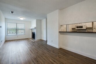 2200 E Trinity Mls Rd, Unit 206 in Carrollton, TX - Building Photo - Building Photo