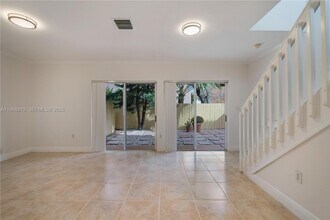 7733 SW 94th Ln in Miami, FL - Foto de edificio - Building Photo