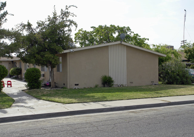 704 S 4th St in Kerman, CA - Foto de edificio - Building Photo