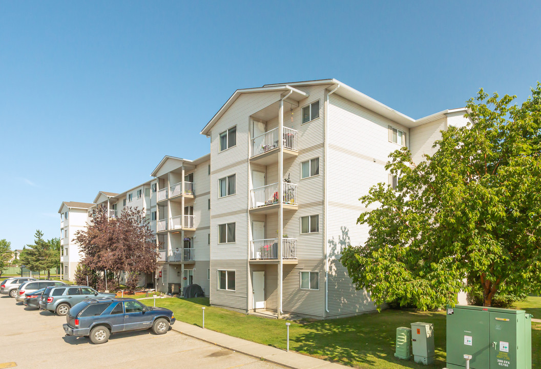 Woodsmere Close Apartments in Fort Saskatchewan, AB - Building Photo