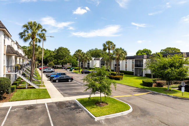 Russellwood Condominiums in Brandon, FL - Foto de edificio - Building Photo