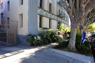 1236 N Flores St in West Hollywood, CA - Building Photo - Building Photo