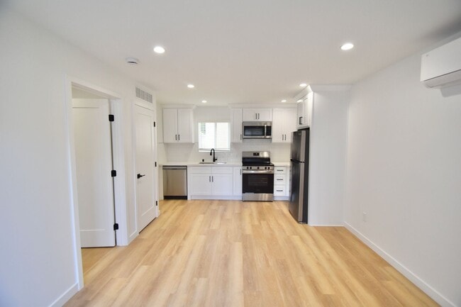 14418 Dickens St in Los Angeles, CA - Building Photo - Building Photo