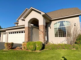 805 Majesty Heights Dr in Yakima, WA - Building Photo