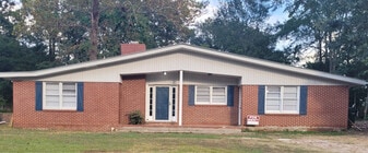207 Dogwood Dr in Sylvania, GA - Building Photo
