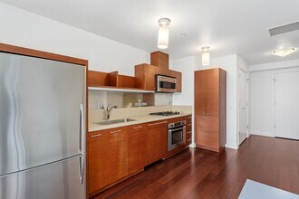 3601 S River Pkwy in Portland, OR - Building Photo - Building Photo