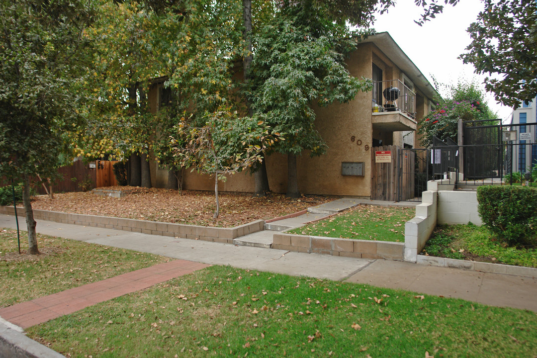 609 Mar Vista Ave in Pasadena, CA - Foto de edificio