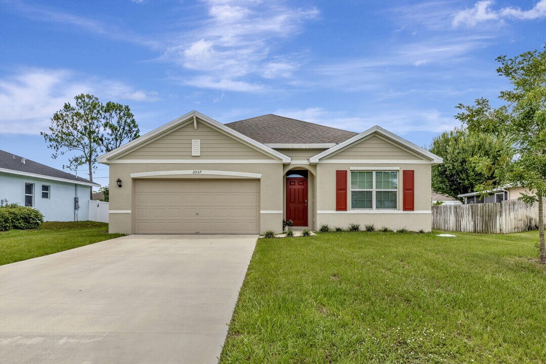 2537 SW Calder St in Port St. Lucie, FL - Building Photo
