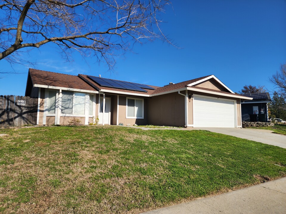 7801 Caber Way in Antelope, CA - Building Photo