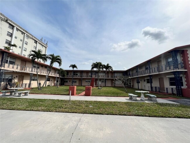 5300 Hollywood Blvd in Hollywood, FL - Building Photo - Building Photo
