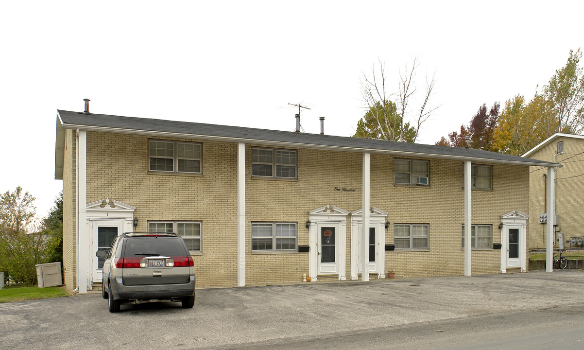 100 W Clay St in Troy, IL - Foto de edificio