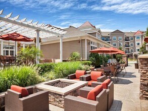 Vermella Lyndhurst in Lyndhurst, NJ - Foto de edificio - Building Photo
