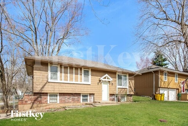 301 NE Lakeview Dr in Blue Springs, MO - Building Photo - Building Photo
