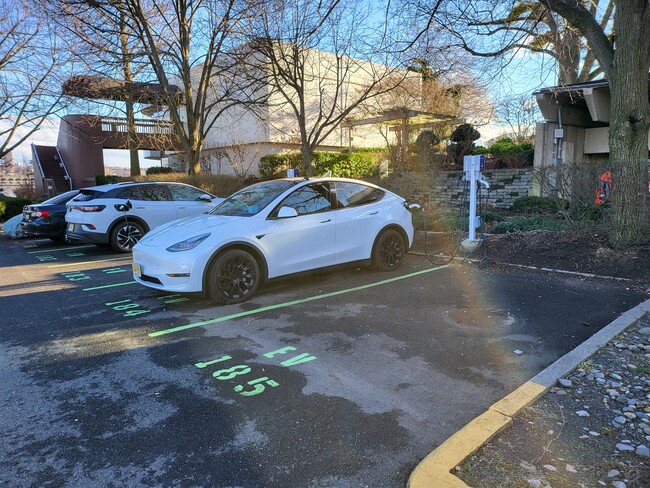 1055 River Rd, Unit 803 in Edgewater, NJ - Building Photo - Building Photo