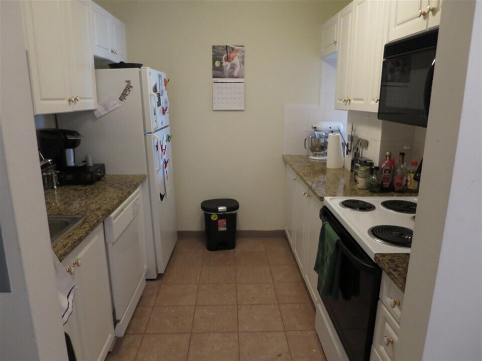 379 Highland Ave, Unit 211 in Somerville, MA - Building Photo