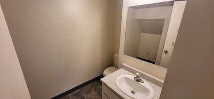 695 SE Centennial St-Unit -A in Bend, OR - Foto de edificio - Building Photo
