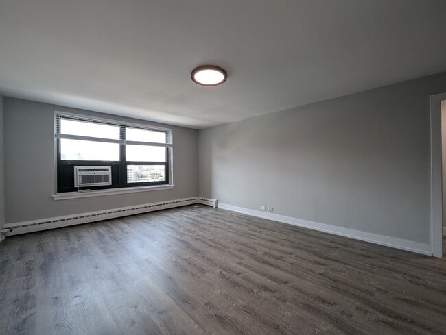 429 W Wellington Ave, Unit 12C in Chicago, IL - Foto de edificio - Building Photo
