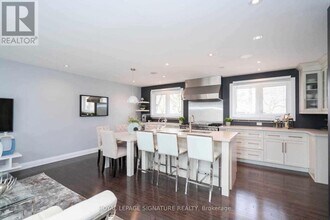 2 Groveland Crescent in Toronto, ON - Building Photo - Building Photo
