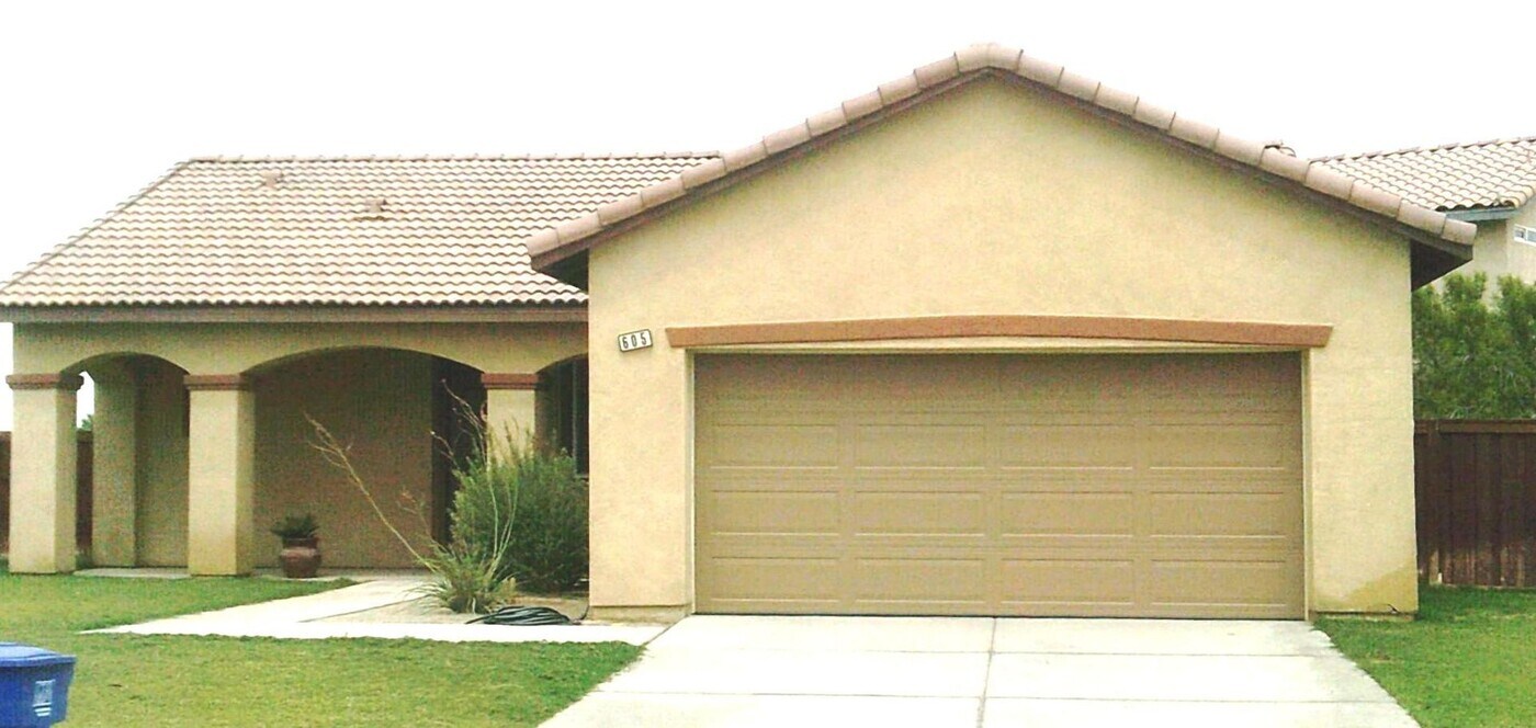 605 Sunrise Ct in Imperial, CA - Building Photo