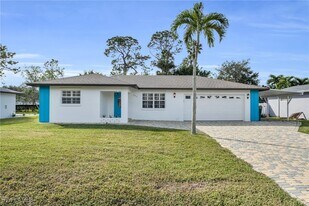 226 Willowick Dr in Naples, FL - Building Photo