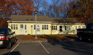 Park Hill in Broad Brook, CT - Foto de edificio - Building Photo