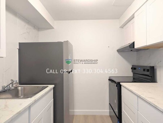 property at 376 Oak Mnr Ave NE