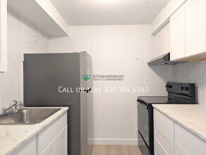 376 Oak Mnr Ave NE in Massillon, OH - Building Photo - Building Photo