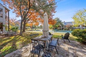 112 World of Tennis Sq in Lakeway, TX - Foto de edificio - Building Photo