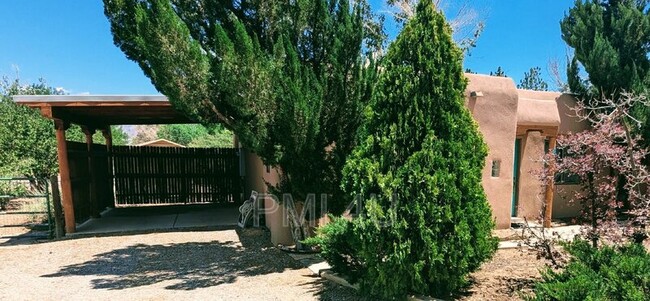 117 Carey Rd in Corrales, NM - Foto de edificio - Building Photo