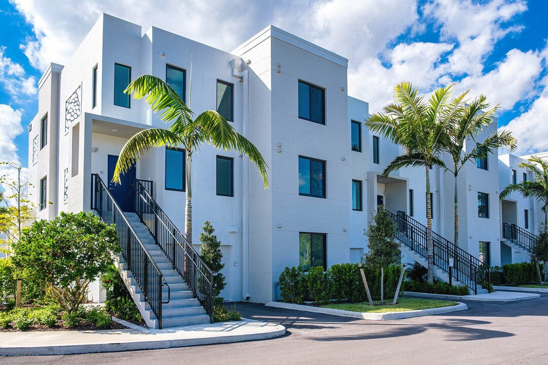 Altis Blue Lake in Lake Worth, FL - Building Photo