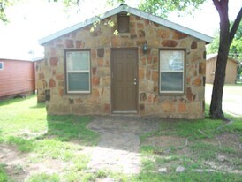 705 South St in Graham, TX - Building Photo