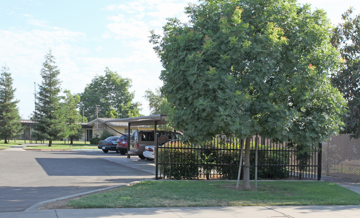 1135 E Park Way in Dinuba, CA - Building Photo