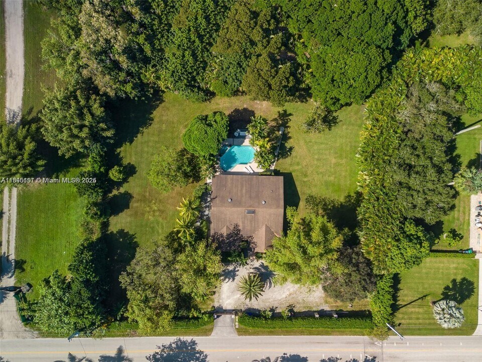 6411 SW 185th Way in Southwest Ranches, FL - Building Photo