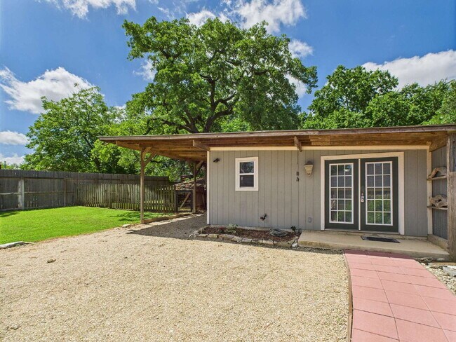 319 W Park St in Fredericksburg, TX - Building Photo - Building Photo