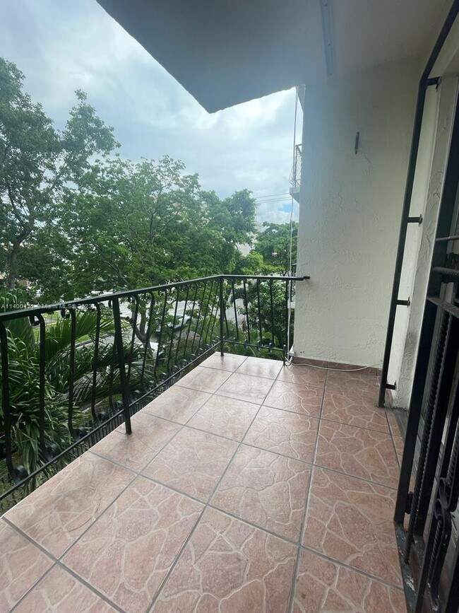 1478 NW 1st St-Unit -302 in Miami, FL - Building Photo - Building Photo