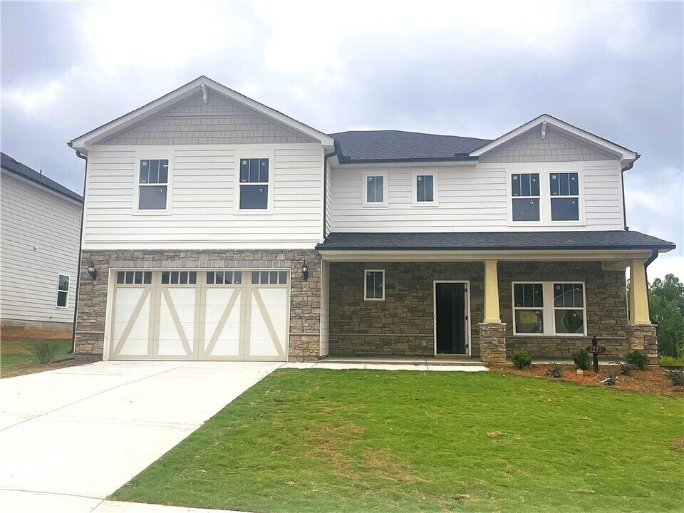 3237 Madeira Dr in Braselton, GA - Building Photo