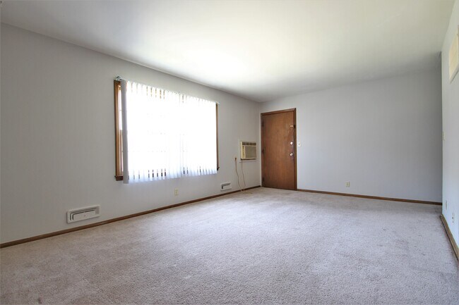 Bedford Square in Omaha, NE - Building Photo - Building Photo