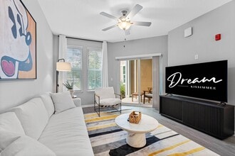 Dream Kissimmee in Kissimmee, FL - Foto de edificio - Building Photo