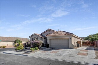 8325 Jo Marcy Dr in Las Vegas, NV - Foto de edificio - Building Photo