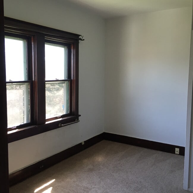 124 Koehler St, Unit apt 1 in Mount Oliver, PA - Foto de edificio - Building Photo