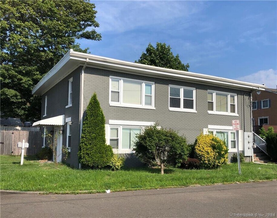 90 Iroquois Rd, Unit A in Stamford, CT - Building Photo
