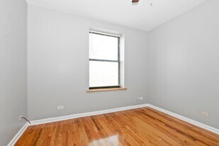 2405 E 72nd St in Chicago, IL - Building Photo