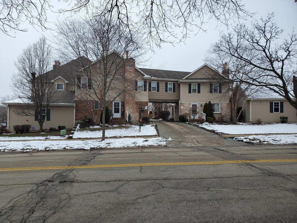 833 Village Quarter Rd-Unit -G4 in West Dundee, IL - Building Photo