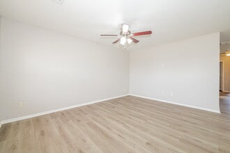 1933 Creekridge Dr in Oklahoma City, OK - Foto de edificio - Building Photo