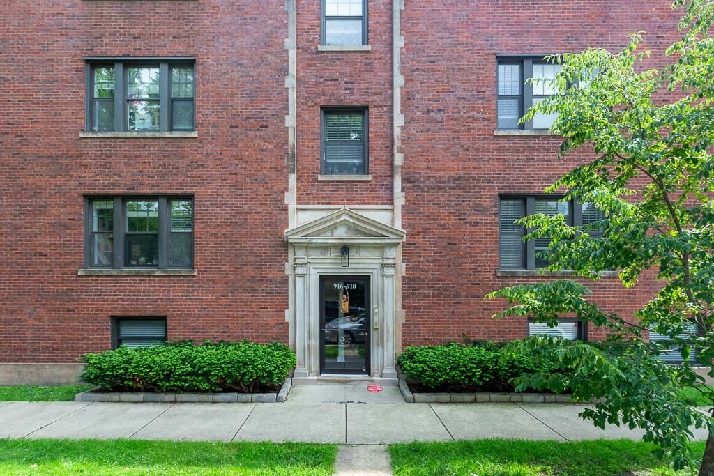 912 Crain St, Unit G in Evanston, IL - Building Photo