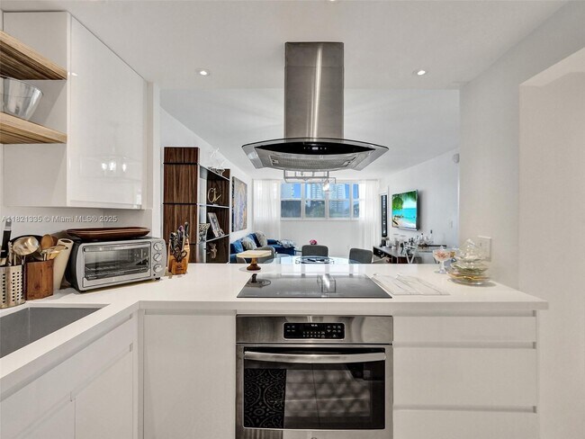 1825 S Ocean Dr in Hallandale Beach, FL - Building Photo - Building Photo