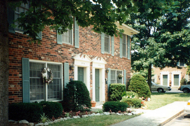 Camelot East in Louisville, KY - Foto de edificio - Building Photo