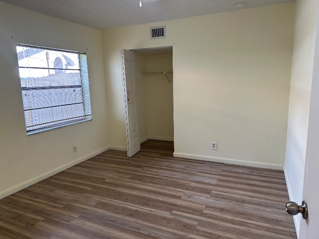 8208 SW 12th Pl in North Lauderdale, FL - Foto de edificio - Building Photo