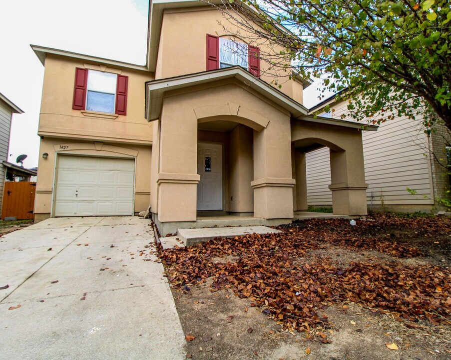 1427 Range Finder in San Antonio, TX - Building Photo